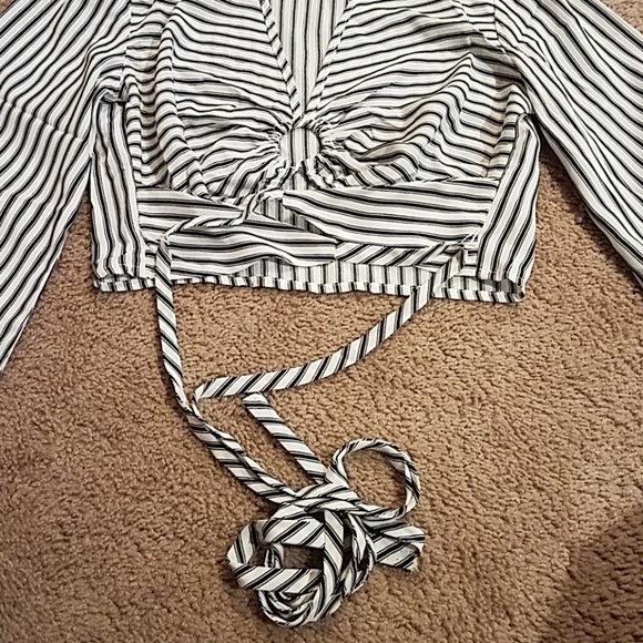 White and Black Top - Picture 5 of 6